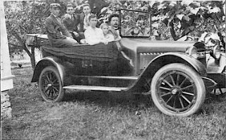 Simon Roethlisberger's Chalmers touring car. Besides Simon and Elise the occupants are their children Fred, William, Carl and Emma.